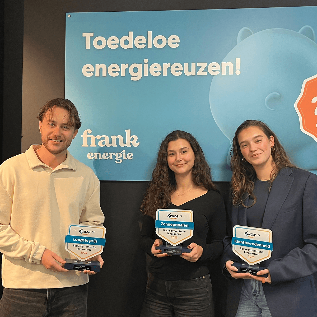Collega's van Frank Energie die awards vasthouden van Keuze.nl